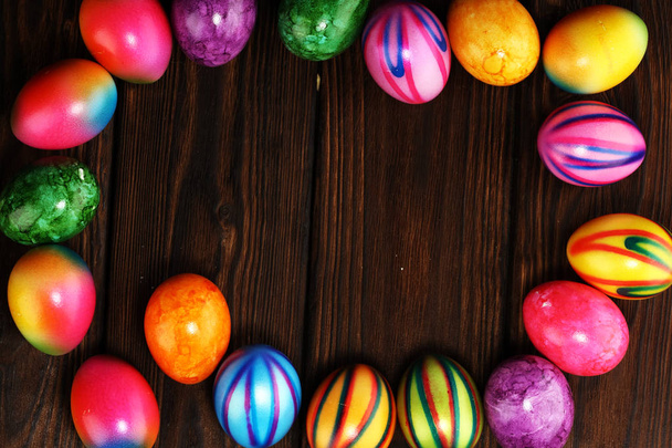 Rangée d'œufs de Pâques sur la table. décoration colorée de Pâques
  - Photo, image