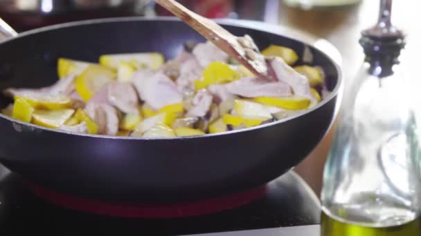 Vista de cerca de la preparación de deliciosas verduras y carne en la sartén
 - Metraje, vídeo