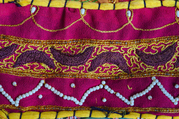 Detalle de mosaico indio, artesanía tradicional hecha a mano. telas decorativas
. - Foto, imagen