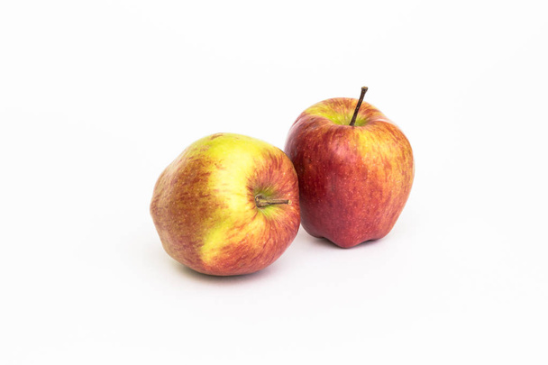 Gelber Apfel. Aufgeschnitten. auf weißem Hintergrund. Gesunde Ernährung. - Foto, Bild