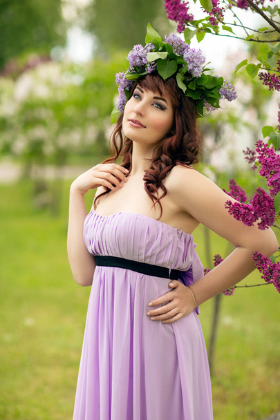hermosa chica en vestido púrpura con flores de color lila
 - Foto, imagen