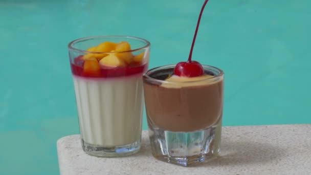 Nahaufnahme von köstlichen Desserts in der Nähe des Schwimmbades. Sommer, Reisen, Promotionfrühstück im Hotelkonzept - Filmmaterial, Video