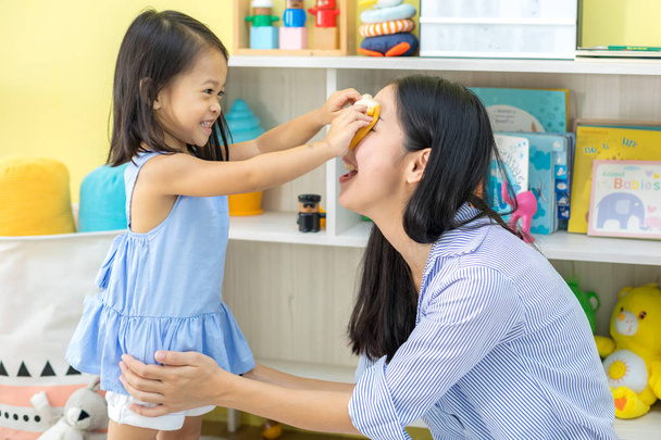 Asian mother and daughter playing toy in house - 写真・画像
