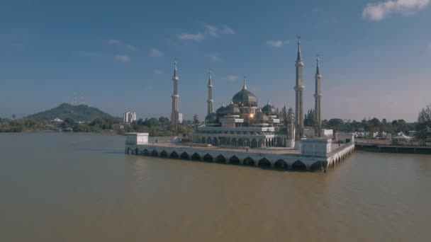 La Moschea di Cristallo o Masjid Kristal è una moschea di Wan Man, Terengganu, Malesia. Grande struttura in acciaio, vetro e cristallo, la moschea si trova nel Parco del Patrimonio Islamico sull'isola
. - Filmati, video