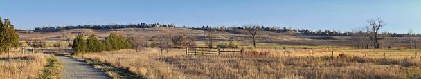 Vistas desde la ruta de senderismo Cradleboard Trail en la Reserva Carolyn Holmberg en Broomfield Colorado rodeado de Cattails, vida silvestre, llanuras y paisaje de montaña rocosa durante el otoño cerca del invierno. Estados Unidos
. - Foto, imagen