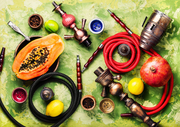 Orientální exotická hadice s příchutí papája ovoca.Kouření turecká shisha - Fotografie, Obrázek