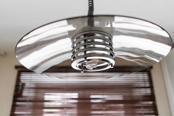 ferro estilo loft e abajur de vidro com uma lâmpada na sala de estar interior no apartamento moderno
. - Foto, Imagem