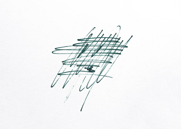 meerdere lineaire potlood krassen op blanco papier oppervlak. - Foto, afbeelding