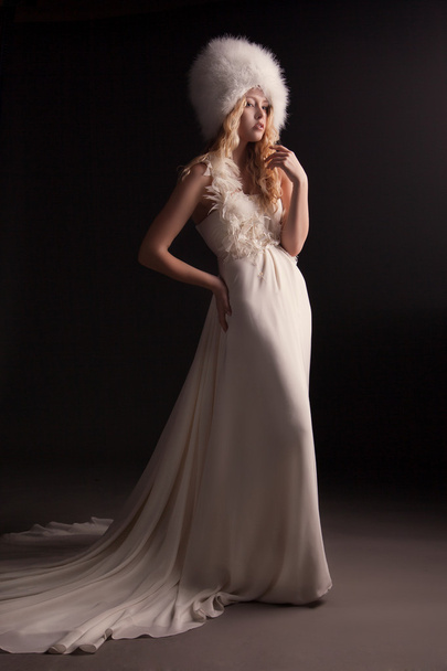 The beautiful young woman in a wedding dress - Foto, Bild