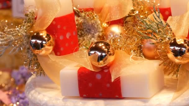 様々 なフォームやクリスマス マーケットのサイズの棚に白い分類された手作り石鹸を美しく包装 - 映像、動画
