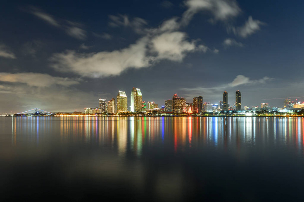 San Diego, Kalifornien, USA: Skyline der Innenstadt am Embarcadero in der Nacht. - Foto, Bild