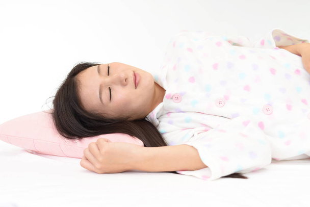 Γυναίκα κοιμάται στο κρεβάτι - Φωτογραφία, εικόνα