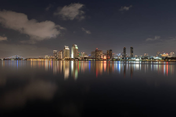 Сан-Диего, Калифорния, США горизонт в центре города на Эмбаркадеро ночью
. - Фото, изображение
