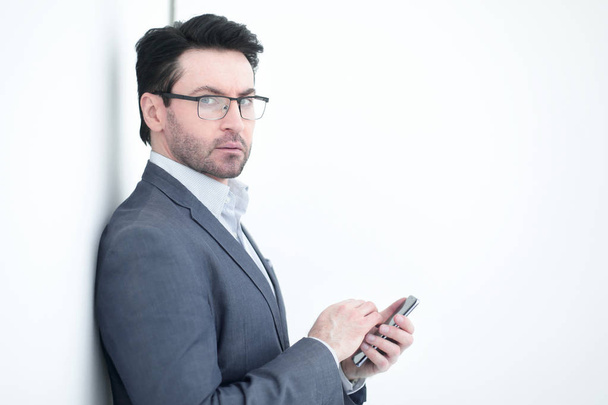 confident businessman typing SMS on your smartphone - Fotoğraf, Görsel