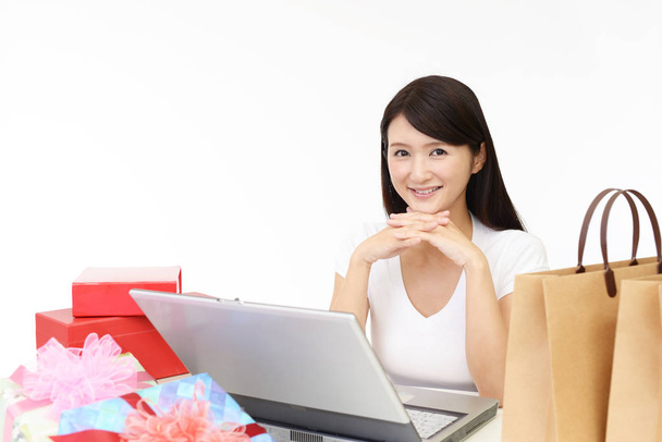 gelukkig vrouw doet online winkelen thuis - Foto, afbeelding
