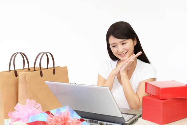 mujer feliz haciendo compras en línea en casa - Foto, imagen