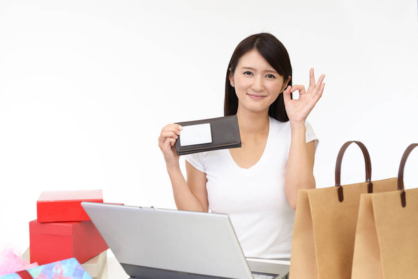 Retrato de mujer atractiva con ordenador portátil y tarjeta de crédito
 - Foto, imagen