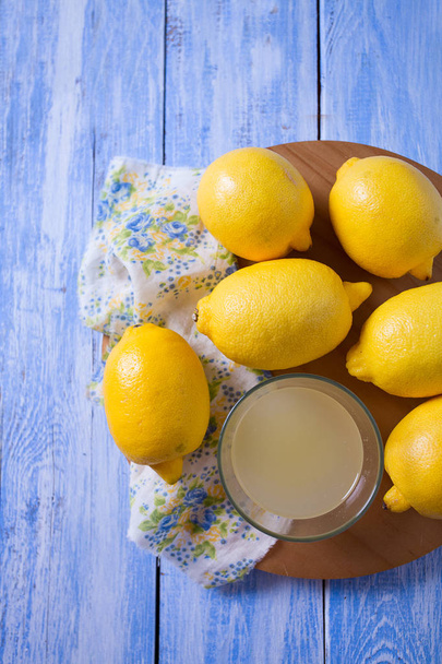 freshly squeezed lemon juice - Foto, Bild