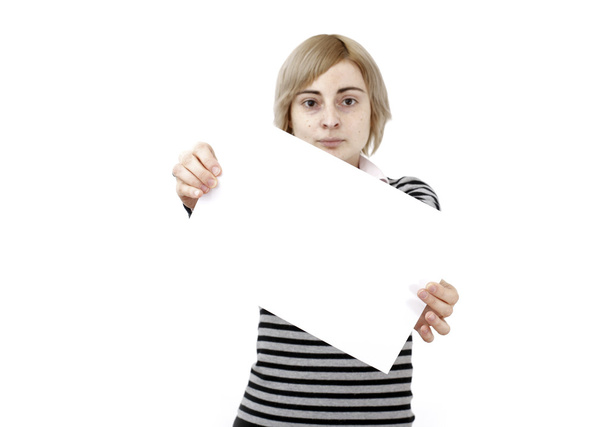 Frau hält Papier in der Hand - Foto, Bild