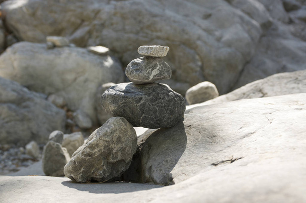 Гармонії і балансу, самовладання камені проти лісу в горах, рок-zen скульптура, три сірих Галька, cairn, сонячний день, Самарії, Крит, Греція - Фото, зображення