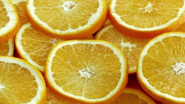 wiele świeżych pomarańczy, owoców cytrusowych tło w plasterkach  - Materiał filmowy, wideo