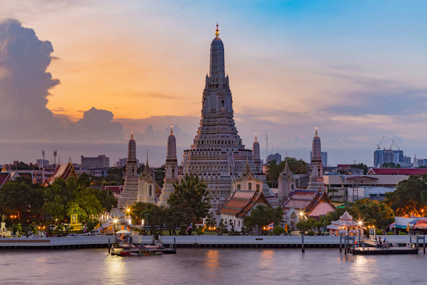 arun Tempel Flussfront mit Schönheit Sonnenlicht Himmel Hintergrund, Bangkok Thailand Wahrzeichen - Foto, Bild
