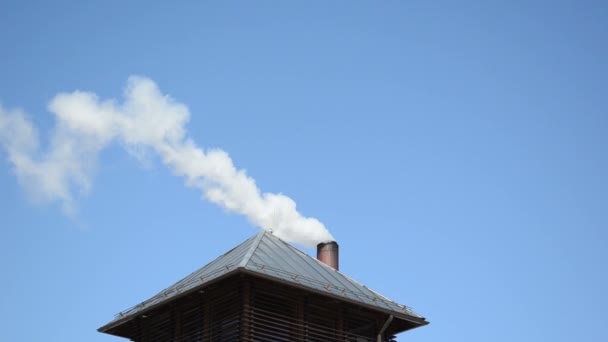 fehér füst vízgőz emelkedése ház tető kémény háttér kék ég - Felvétel, videó