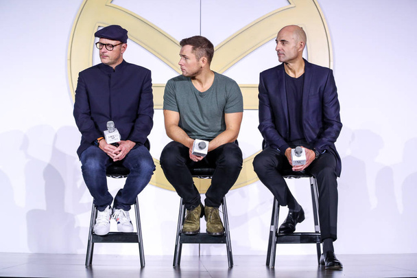 (From left) British film producer and director Matthew Vaughn, British actors Taron Egerton, and Mark Strong attend a press conference to promote their new movie "Kingsman: The Golden Circle" in Shanghai, China, 12 October 2017 - Foto, afbeelding