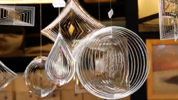 Ano Novo e decoração de Natal, interessantes figuras cinéticas moinhos de vento de várias formas e tamanhos, que oscilam no vento no balcão do mercado de Natal na Alemanha
 - Filmagem, Vídeo