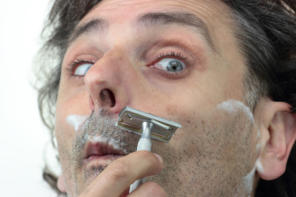 afeitarse con afeitadora vintage
 - Foto, imagen