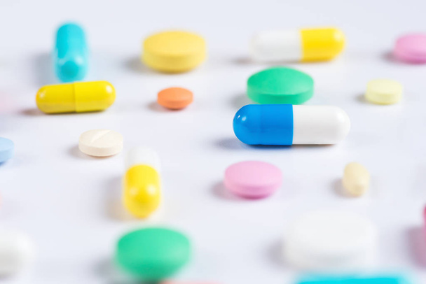 Pillen of capsules op een witte achtergrond - Foto, afbeelding