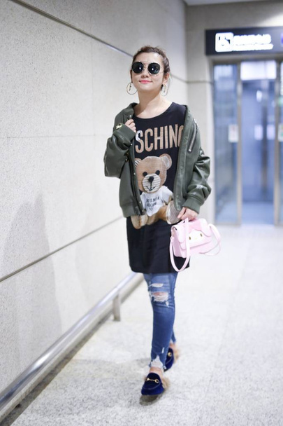 Selina Jen Chia-hsuan of Taiwanese girl group S.H.E is pictured at the Shanghai Hongqiao International Airport in Shanghai, China, 19 October 2017 - Fotoğraf, Görsel