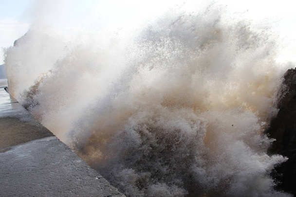Волны от приливной волны, вызванной всплеском тайфуна Лан, прошли через барьер на берегу моря в городе Веньлин, провинция Чжэцзян Восточного Китая, 21 октября 2017 года
 - Фото, изображение