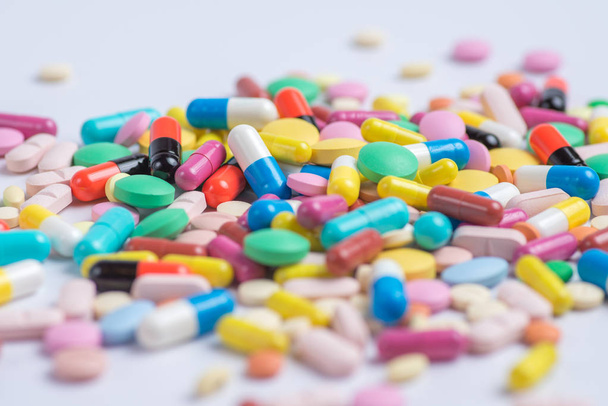 Medicina pílulas verdes e amarelas ou cápsulas em um fundo branco com espaço de cópia
. - Foto, Imagem