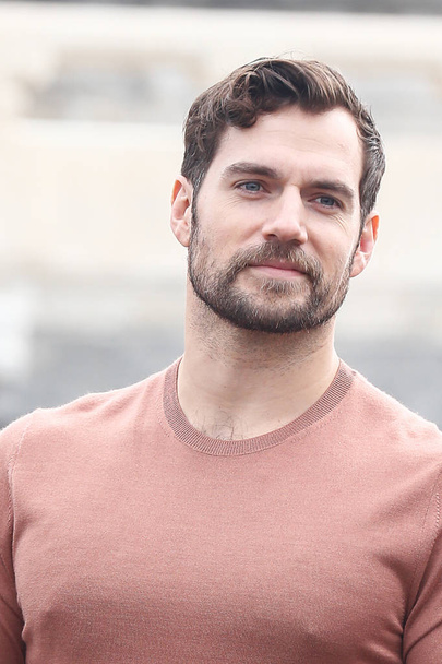 British actor Henry Cavill visits the Temple of Heaven in heavy smog in Beijing, China, 27 October 2017. - Foto, immagini