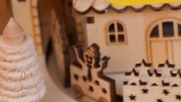 Houten speelgoed huis in welke houten locomotief rijdt van Kerstmis. Nieuwjaar en Kerstmis decor - Video