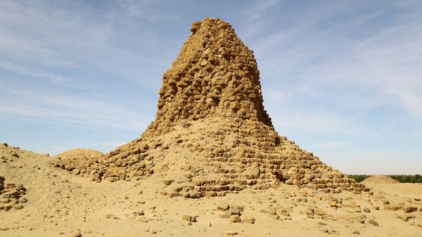 w Afryce sudan napata karima starej piramidy faraonów czarne w środku deser - Zdjęcie, obraz