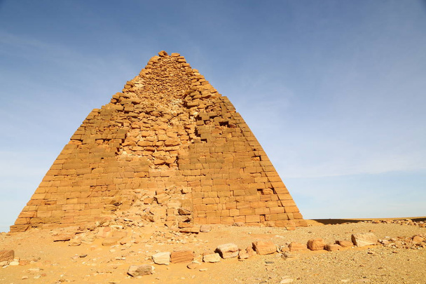 Afrika Szudán napata karima az antik piramisok a fekete fáraók közepén a sivatagba - Fotó, kép