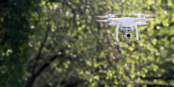 Quadcopter drone vuelo, tecnología y conceptos de vigilancia
 - Foto, Imagen