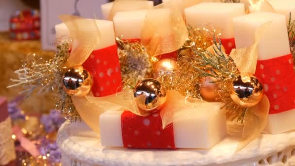 Nádherně zabaleno bílé rozmanité ručně vyráběná mýdla na policích, různé formuláře a velikost na vánoční trh - Záběry, video