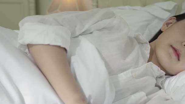 young asian woman sleeping in bed - Video, Çekim