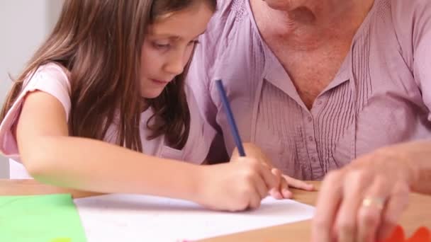 Child drawing and speaking with her granny - Metraje, vídeo