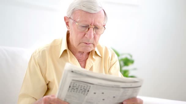 Old man reading newspaper - Video