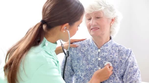 Home nurse examining elderly woman - Video, Çekim