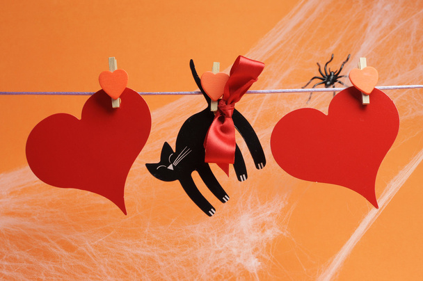 Счастливое послание Хэллоуина, написанное красными сердцами и черной кошкой
 - Фото, изображение