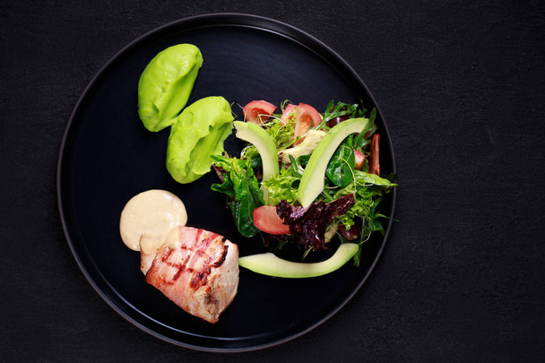 proper nutrition, baked turkey and fresh salad - Foto, afbeelding