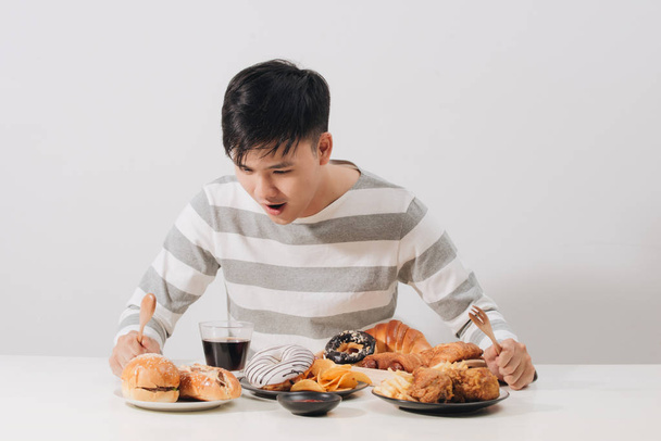 Nuori mies kotona epäterveellisellä ruokavaliolla
 - Valokuva, kuva