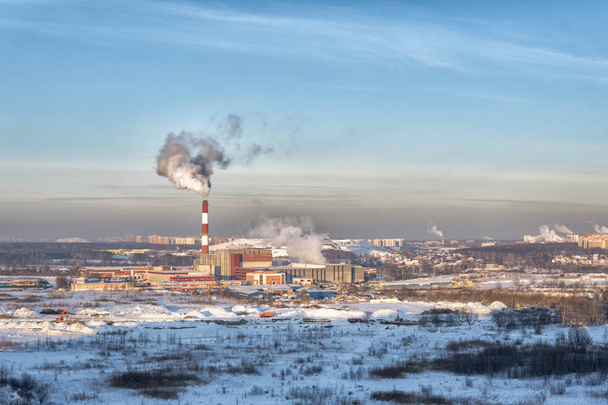 Zanieczyszczenia powietrza przez rurę fabryki w zimowe popołudnie - Zdjęcie, obraz