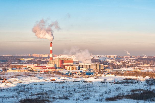Pollution de l'air par un tuyau d'usine un après-midi d'hiver
 - Photo, image