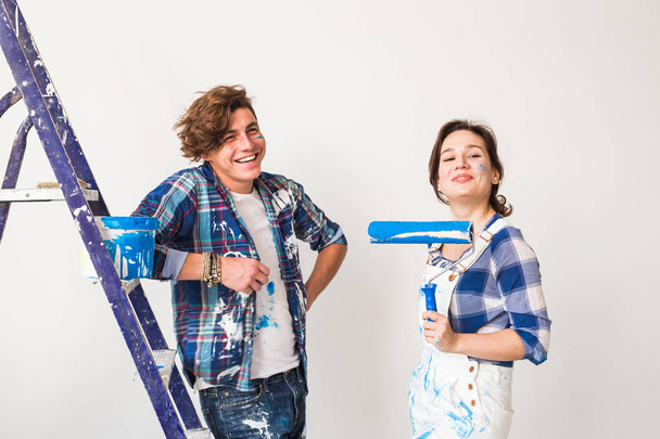 Reparação, renovação e amor conceito casal - jovem família fazendo reparação e pintura paredes juntos e rindo
 - Foto, Imagem